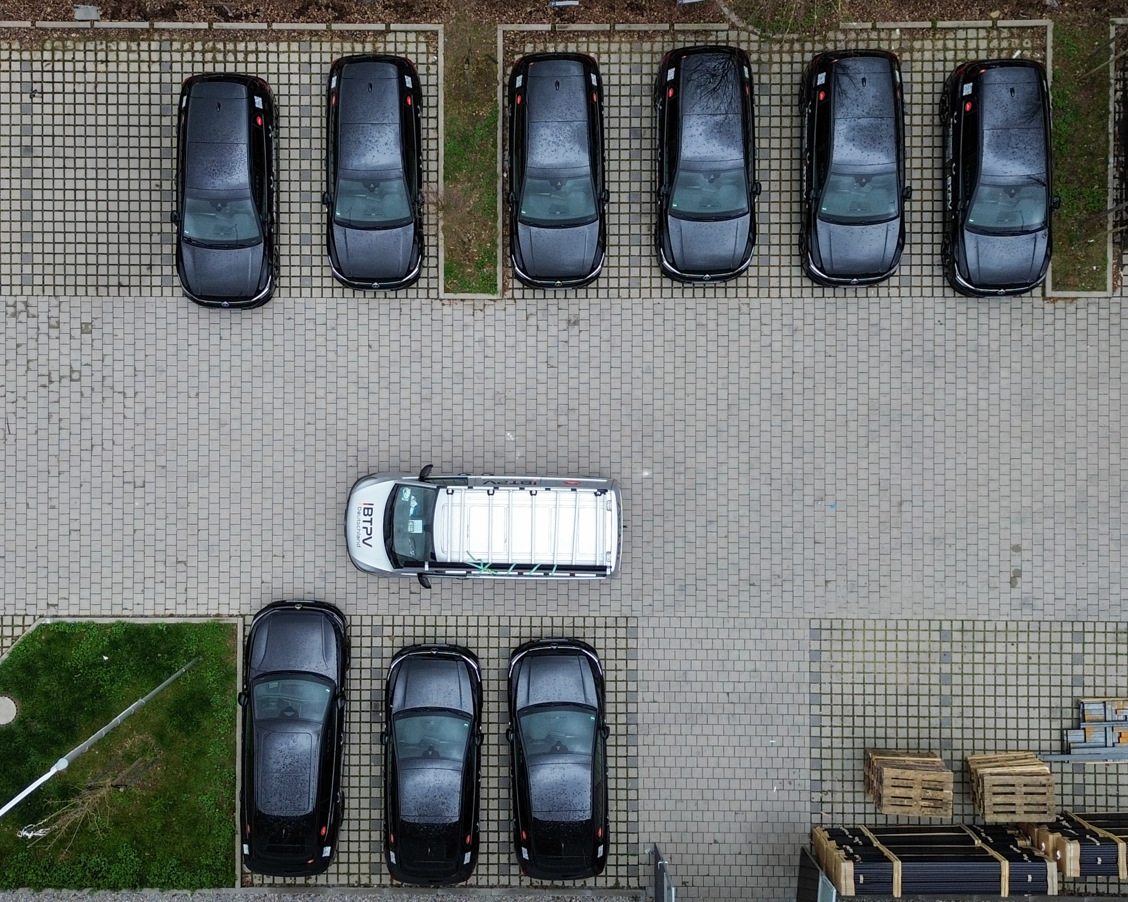 BTPV Fuhrpark, Drohnenaufnahme Vogelperspektive Firmenfahrzeuge