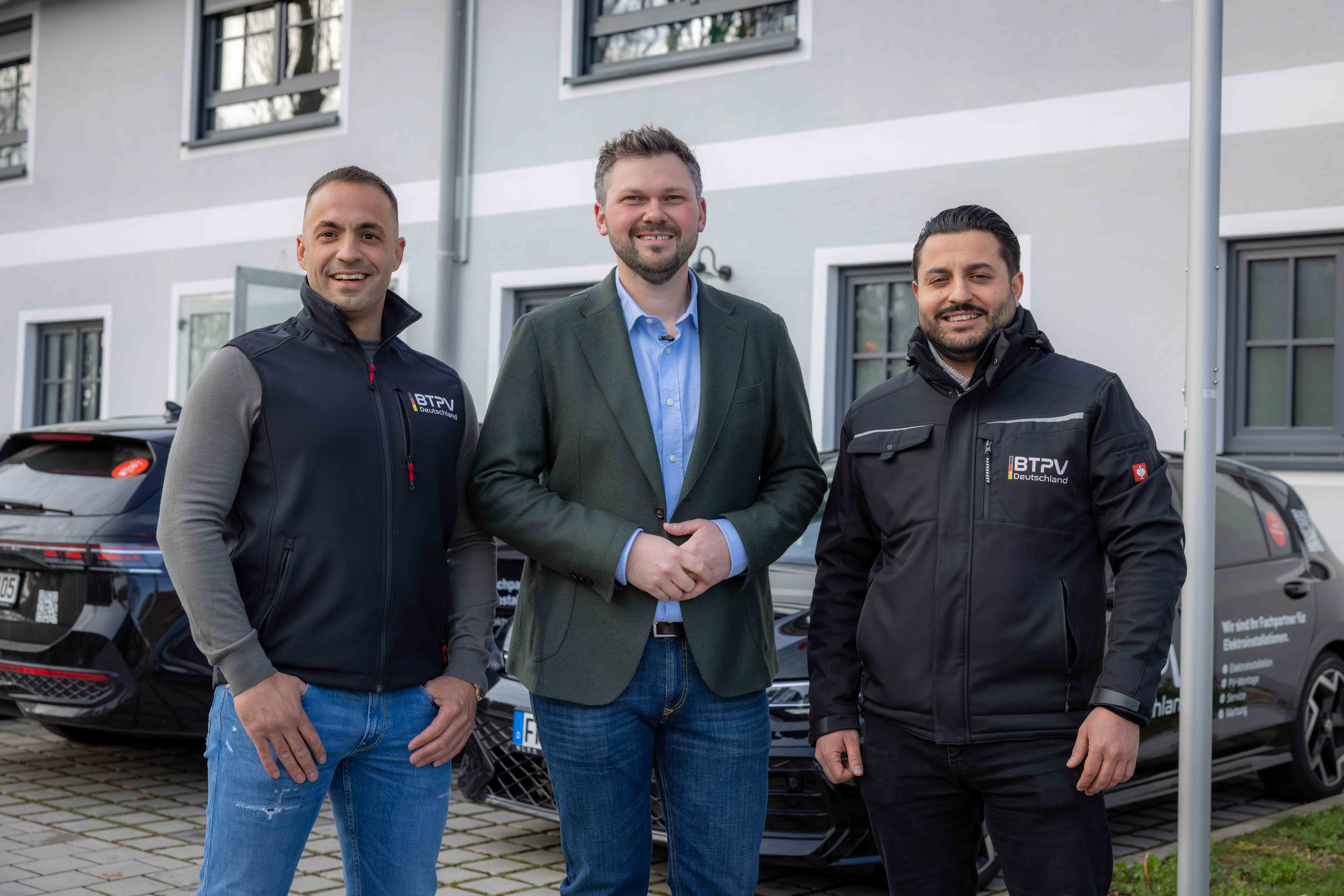 Mert Burcu und Yusuf Turan (Inhaber BTPV Deutschland) mit Hannes Kirmair (Stadtrat und Fraktionsvorsitzender Germering)