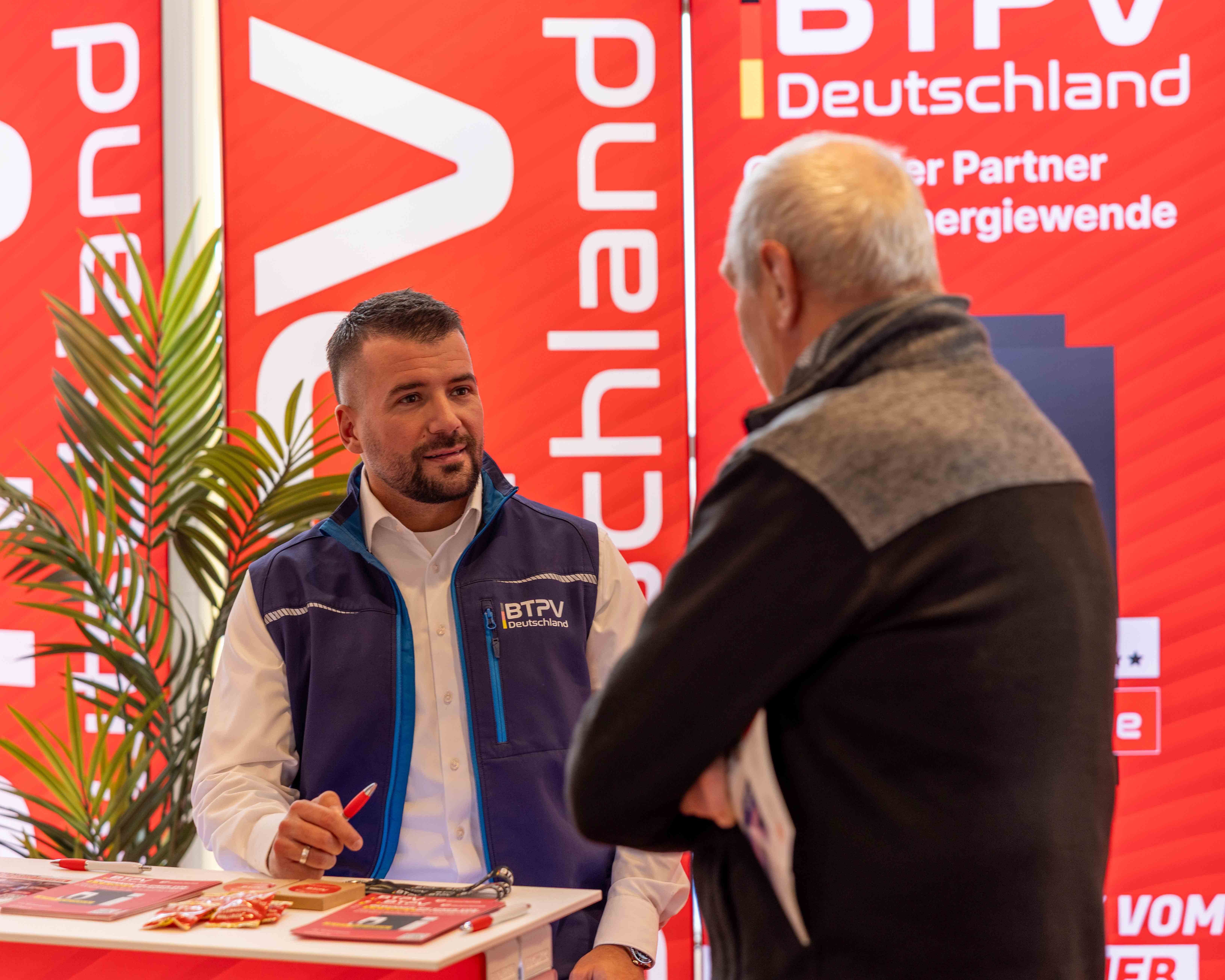 BTPV Monteur bei der Solaranlage-Montage, Elektromeisterbetrieb ohne Subunternehmer