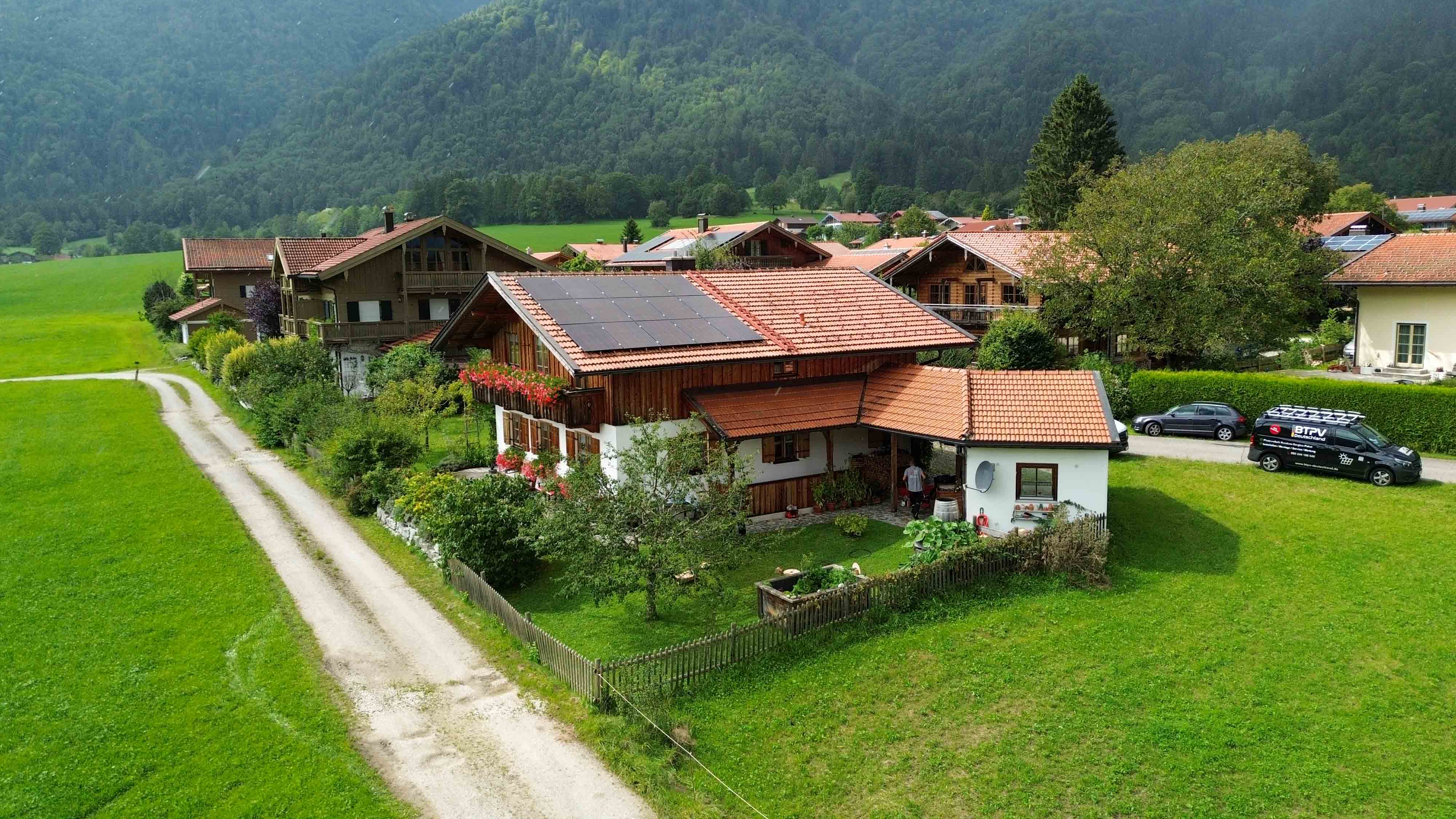 Photovoltaik Haus Drohnenaufnahme – BTPV Referenz