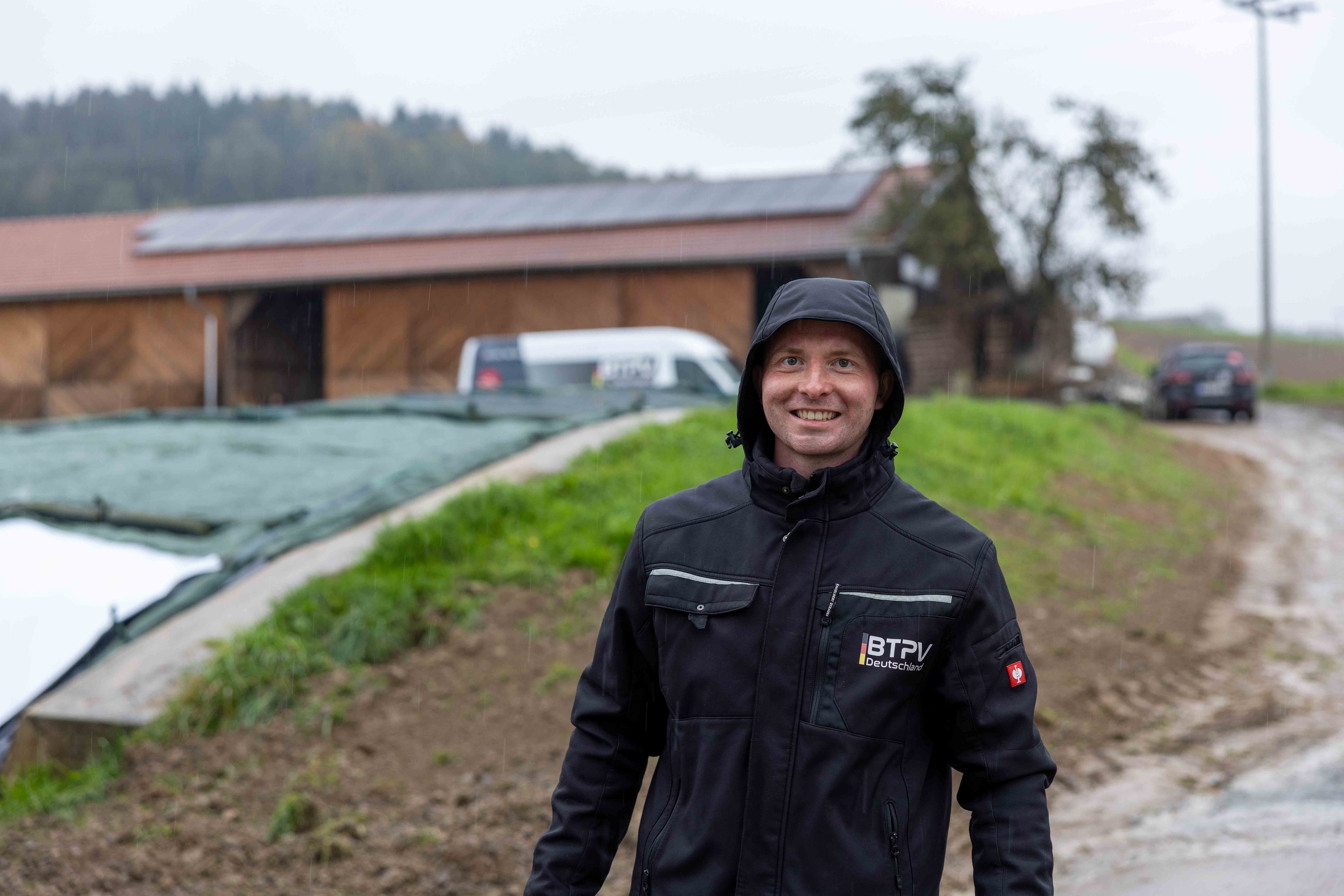 BTPV Monteur bei der fachgerechten Wärmepumpen-Installation, Elektromeisterbetrieb